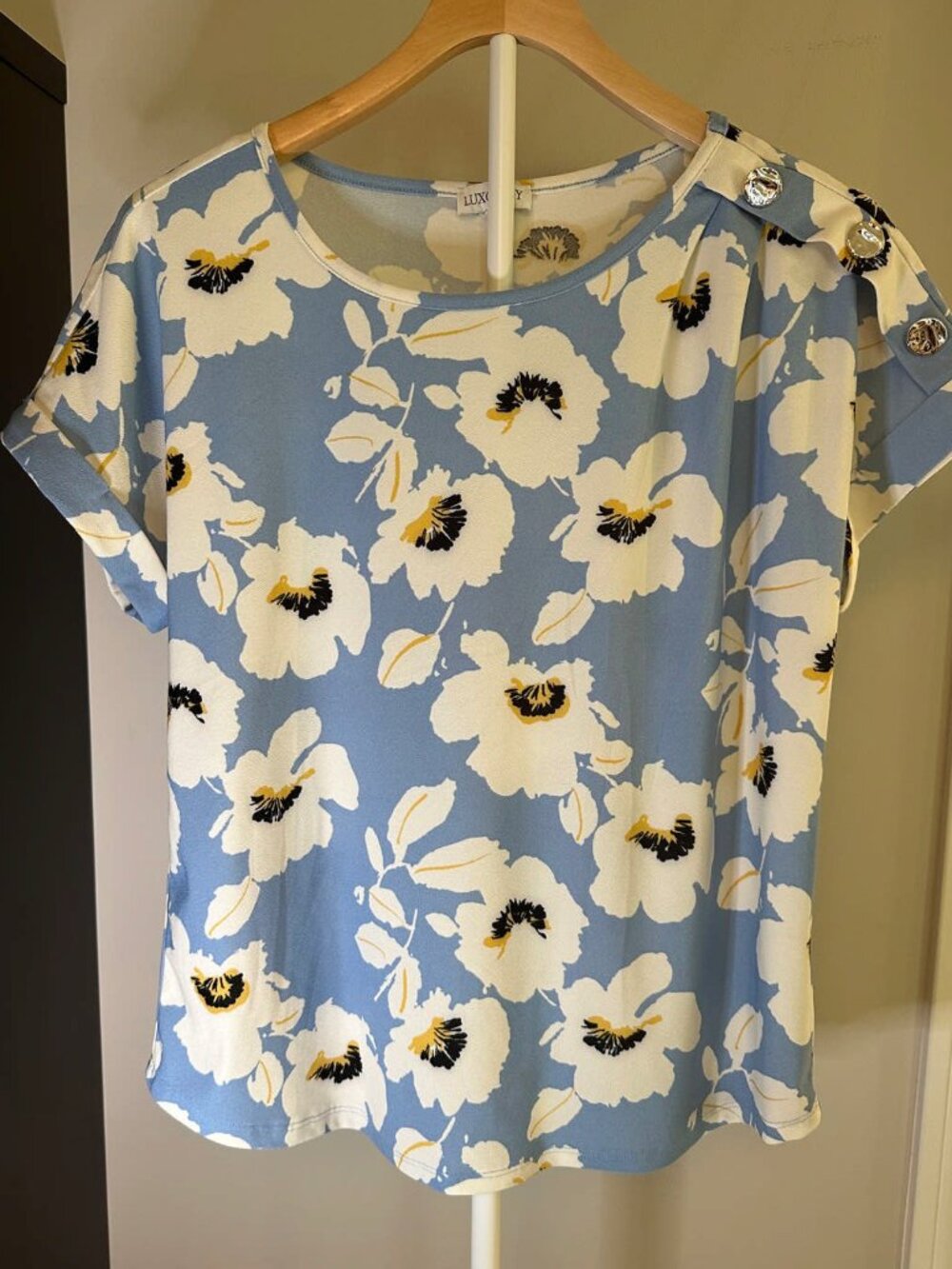 Luxology Floral Button‑Shoulder Blouse NWOT Light Blue Medium